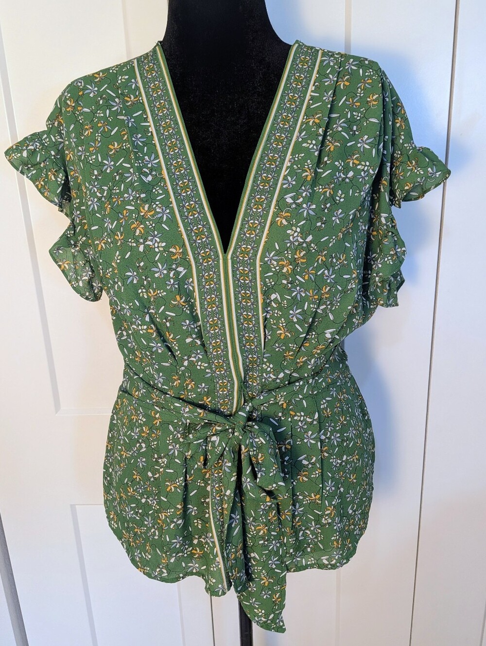 Max Studio Green Floral V-Neck Ruffle Flutter Sleeve Tie/Elastic Waist Romper M